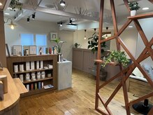 コカゲ ヘアアンドリラックス(KOKAGE hair&relax)の雰囲気（やわらかな灯りと木の温もり感じる癒しの空間）
