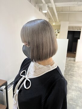イリ 梅田(ili) シルバーグレー/ボブカット/村上佳那多