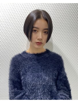 エアー 青山(AIR) 丸みショート前下がりセンターパートハンサムくびれショート