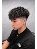 ツイストパーマ×スキンフェードで無骨に決める