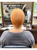 白髪をいかしたコーラルオレンジ