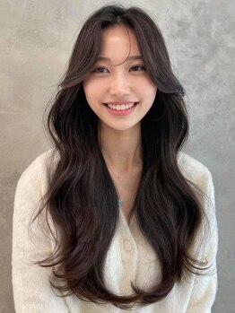 モルニ(MORNI)の写真/【大阪梅田】似合わせカット+肌を綺麗に見せる水光カラー¥8400 韓国風レイヤーカット×髪質改善〈梅田〉