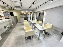 ジョイヘアー 府内店(JOIE hair)の雰囲気（開放感のあるエントランスでお客様をお迎えします。）