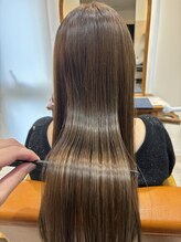 白髪さえもデザインの一部に。色の重なりが織りなす、大人の美しさ。