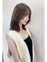 大人色っぽい切りっぱなし外ハネミディペールベージュ