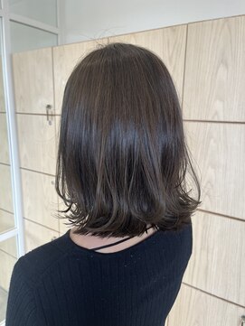 アドラーブル 万代店 (adorable) 20代30代寒色系カラーオリーブグレージュ 艶感ストレート透明感