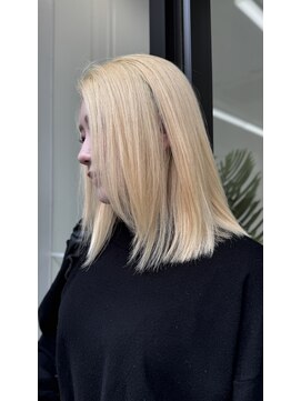 ナナ(NANA) ブロンドカラー・ハイトーン・ケアブリーチ