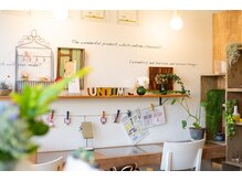 アンティム(untime)の雰囲気（待合スペースには植物、花器、雑貨、アクセサリーなども）