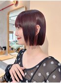 ぱつっとボブと肌馴染みのいいチェリーレッド
