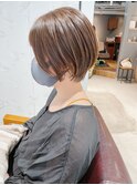 丸みひし形ショートレイヤーカット小顔ベージュカラー耳かけ