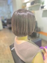小顔ショートボブ丸みショート×アッシュオリーブ白髪ぼかし