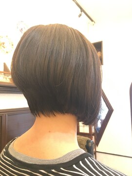 キュー ヘアー(Queue hair) ボリューミーな前下がりボブ