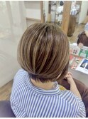 白髪ぼかし／ハイライト／ショートヘア／くびれショート