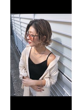 トルネード(TORNADO) 外国人風耳掛けボブ ハイライトバレイヤージュ グレージュ