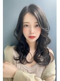 かきあげ前髪にカーキベージュのフリンジウェーブセミロング藤2