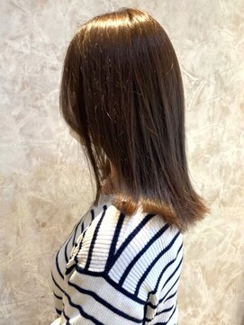 ダブルバイグリッター(W by GRITTERs) オリーブベージュ　ミディアム　顔周りレイヤー　艶髪ストレート