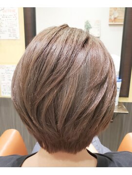 スリービープラス(3beplus) 白髪ぼかしメッシュにベージュ系カラーショート♪