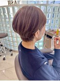 ベージュカラーの耳掛けくびれショート