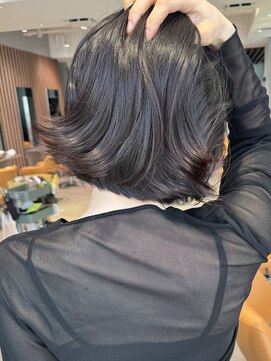 ビュートリアム 南青山(BEAUTRIUM) ウェーブヘア 海外レイヤー 外ハネボブ イルミナカラー 40代