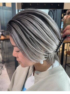 サロウィン 下北沢(SALOWIN) ホワイトシルバーのシャドールーツ