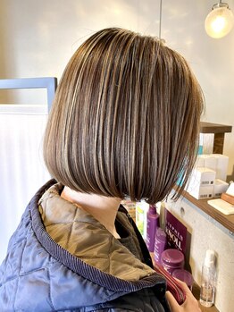 トラム(TRAM)の写真/あなたの白髪染め大丈夫？ワンランク上のグレイカラーで艶髪を☆白髪ぼかしハイライトも大人気！