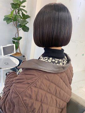 モルニ(MORNI) 髪質改善トリートメント_マロンベージュ Aラインボブ かきあげ