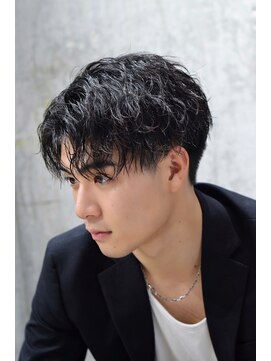 オルズ 渋谷(ALLZ) 黒髪センターパート波巻きツイストスパイラルパーマカルマヘア