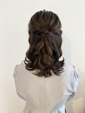 ディティカ サウ(Dityca sow) 外ハネハーフアップ