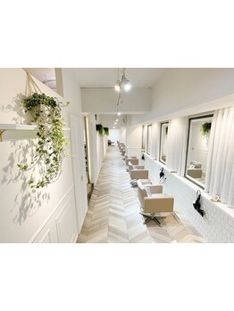 こだわりの技術と丁寧なカウンセリングで髪のお悩みを解決し、大人女性の魅力を引き出すスタイルをご提案◎