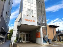 ビューティースタイルクラブ(BEAUTY STYLE CLUB)の雰囲気(オレンジ文字のお店のロゴ看板と横にオレンジの看板があります♪)