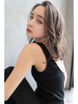 メゾンバイハバナ(maison by HAVANA) 大人かわいいフェザーバングカーキグレージュミディアムウルフ