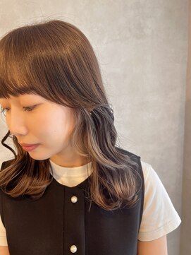 エルモナ(Elmona) ミルクティー×インナーカラー×ミディアム×韓国レイヤー