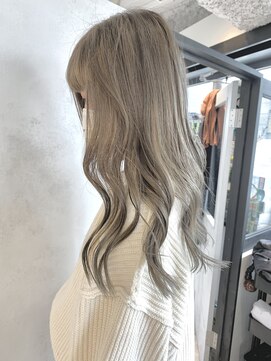 イリ 心斎橋(ili) くすみグレージュ