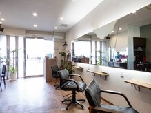 木目調の店内。ゆったりした音楽とともにおくつろぎ下さい