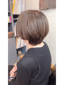 オト(oto) 大人の上品ショートで柔らかな印象に　白髪染めハイライト