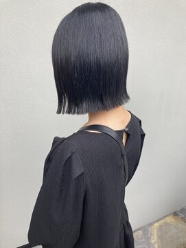 ムート(Mut) 切りっぱなしボブ　ミディアム　透明感　艶髪　暗髪　外ハネ