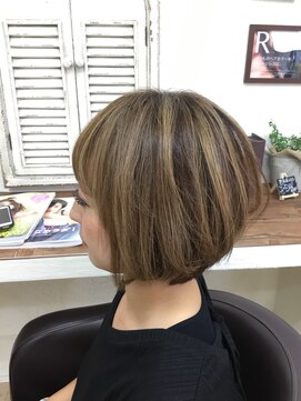 エイトヘアーアンドジョイ(Eight hair&joy) アッシュベージュのハイライト入り前下がりボブ