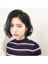 ツクル(TSUKURU) クセ毛風無造作ウェーブ外ハネミディアムボブ×斜めバング×黒髪