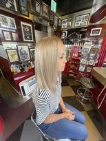 グリッツ (GLITZ)&nbsp;ブロンドホワイトカラー×前下がりボブ