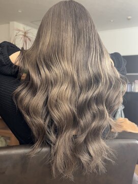 ゼウス(Zeus.) 海外ヘアーハッシュカットレイヤーカットハイライトカラー