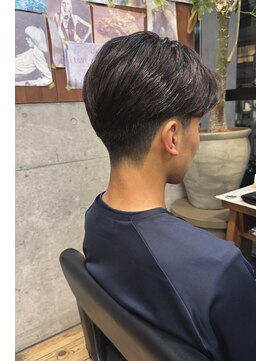 ファム(FAM) センターパート ツーブロック フェザーパーマ 恵比寿 中目黒