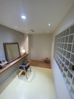 エナ(ena.)の写真/【キッズスペースあり】お子様連れ大歓迎◎個室で親子一緒に施術が受けられるので通いやすいのが好評♪