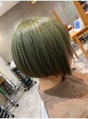 女性のかっこいいを引き立てる前下がりボブ×グリーンカラー