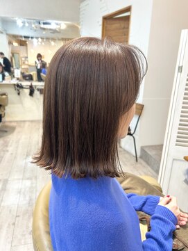 ヒラソル(girasol) 外はねスタイルにシアーベージュカラーで柔らかさをプラス