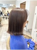 外はねスタイルにシアーベージュカラーで柔らかさをプラス