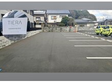 ティエラ(TIERA)の雰囲気（裏道は少し狭いですが駐車場のTIERA看板を目印に8台完備してます）