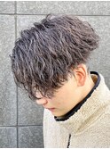 波巻きパーマ／ツイストスパイラル／センターパート／刈り上げ