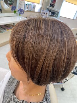 アップリップスダブリュー(Uplips.w) 40代、50代おすすめ！白髪ぼかし×ショートスタイル