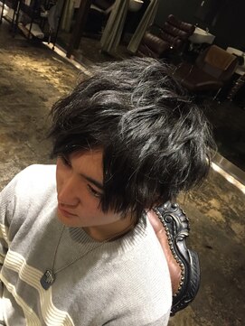 アドール(ADOR) ウェーブ仕上げのマッシュスタイル