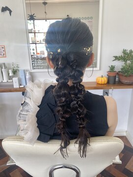 ヘアーアンドメイクアップモパ ツインの編みおろしヘア